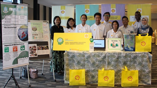 The champions, Triple Vision from SMK Pekan Telipok with their teachers, judges and Shell representatives.
