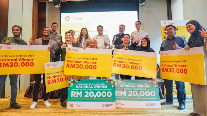 Shell LiveWIRE champions with Datuk Ewon Benedick, Siti Sulaiman and Wong Kim Mun