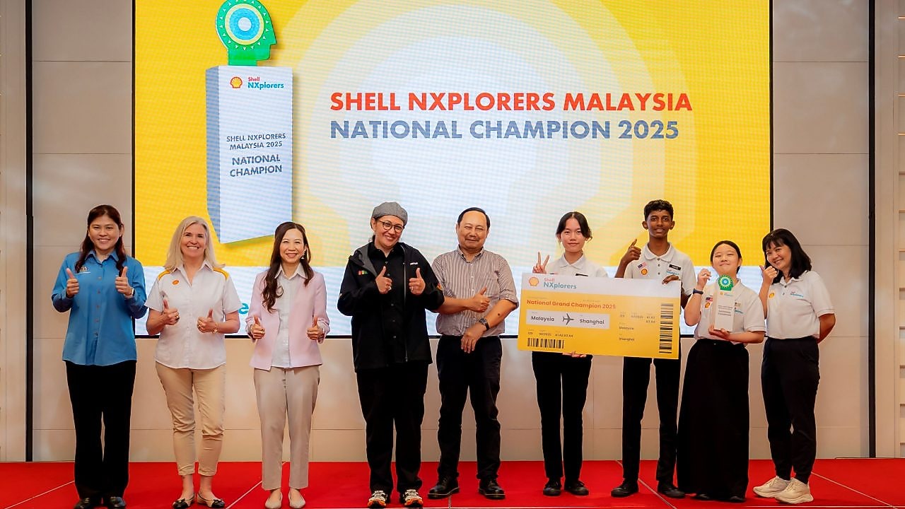 Team Hopecore with Dato Hajjah Hanifah Hajar Taib, Siti Sulaiman and the judges.