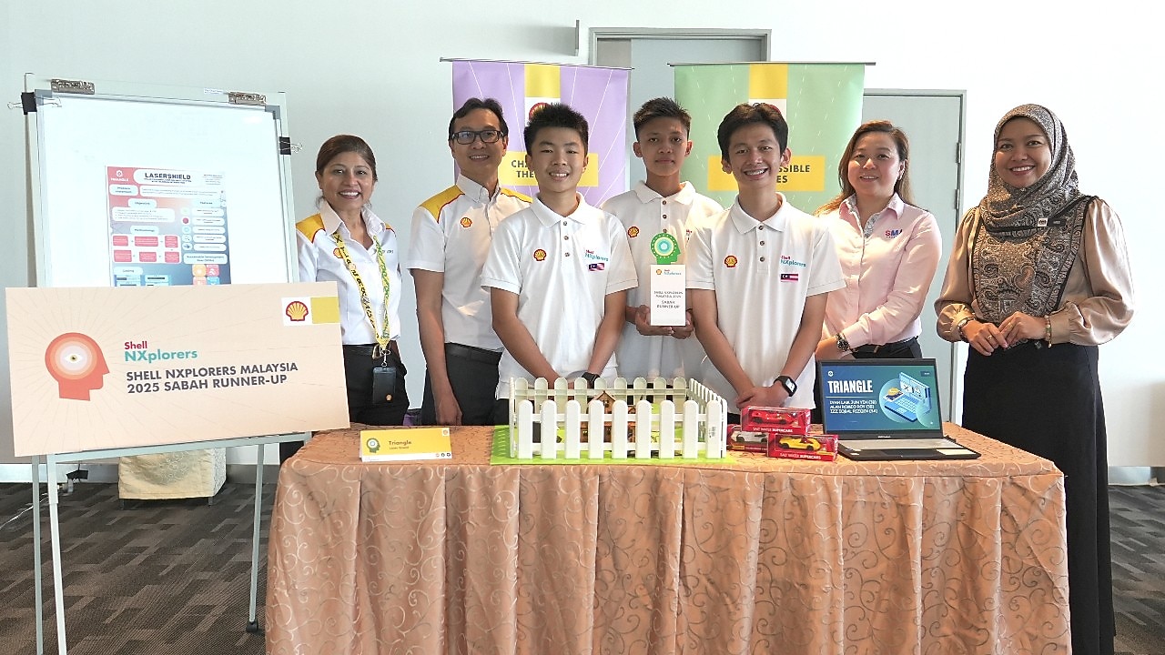 Triangle from SM Sung Siew with the judges and Shell representative