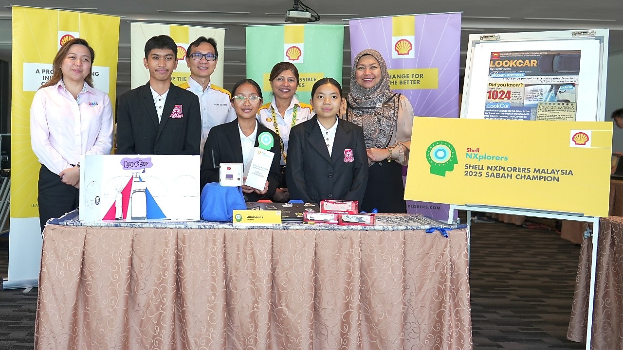 The champion team, Luminaries from SM All Saints with the judges and Shell representative