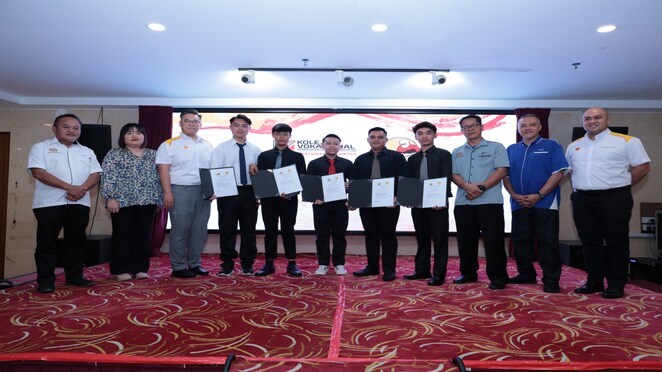 The graduates with representatives from Shell MDS Malaysia and Kolej Vokasional Bintulu