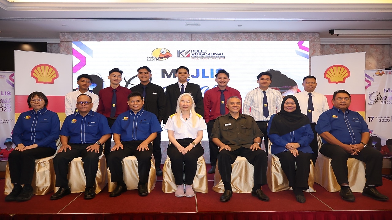 Choong Yen Li (seated in the middle) with the graduates and members from KV Miri