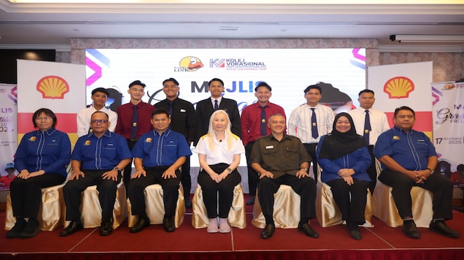 Choong Yen Li (seated in the middle) with the graduates and members from KV Miri