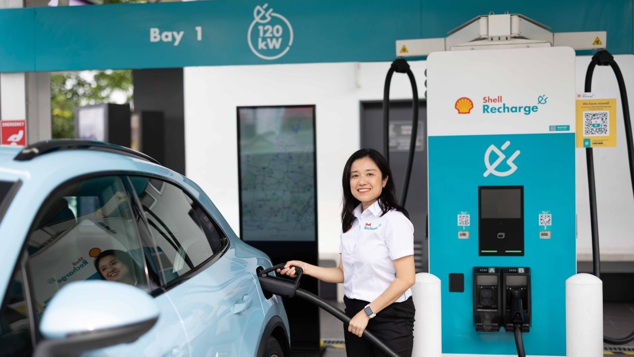 Seow Lee Ming, General Manager, Shell Mobility and Convenience Malaysia, charging an EV at Shell Recharge