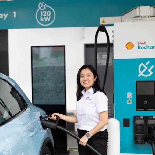 Seow Lee Ming, General Manager, Shell Mobility and Convenience Malaysia, charging an EV at Shell Recharge