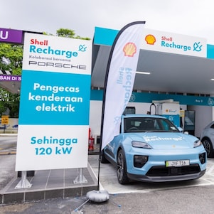 EVs parked at a Shell Recharge High-Performance Charging bay