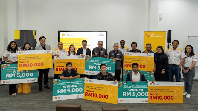 Standing (left to right) – Prema Jayabalan, Country Manager for Media, Shell Malaysia; Lariss Quna Enterprise, Ronnie Teo; Dr. Alex Pega Mahda; Iris Soh, Country Manager for Social Performance and Social Investment, Shell Malaysia: Maxeon Technologies Sdn Bhd; YB Datuk Haji Len Talif Salleh; Haji Udin Bin Bujang; Ganes Kandiah, Shell LiveWire Programme Manager, Shell Malaysia; Desa Inspirasi Resources; Afida Zaidi; Ahmad Azuar Zainuddin and Hazel Hassan from Satu Creative. Seated (left to right) - Earthlings Coffee Workshop Sdn Bhd and Lettuboost.