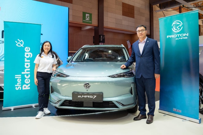 Seow Lee Ming, General Manager, Mobility & Convenience, Shell Malaysia (left) and Zhang Qiang, Chief Executive Officer, PRO-NET (right)