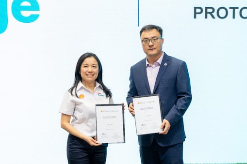 Seow Lee Ming, General Manager, Mobility & Convenience, Shell Malaysia (left) and Zhang Qiang, Chief Executive Officer, PRO-NET (right)