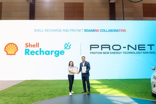 Seow Lee Ming, General Manager, Mobility & Convenience, Shell Malaysia (left) and Zhang Qiang, Chief Executive Officer, PRO-NET (right) announcing the Shell Recharge and PRO-NET Roaming Collaboration.