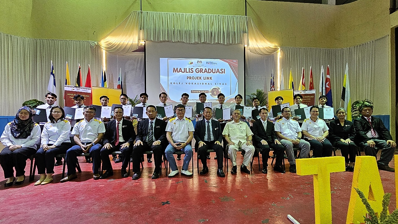 Graduates with Alexon (seated sixth from left) and representatives from SSPC and KV Likas
