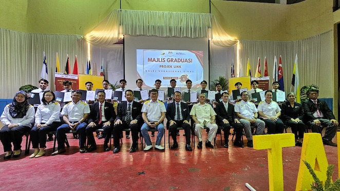 Graduates with Alexon (seated sixth from left) and representatives from SSPC and KV Likas