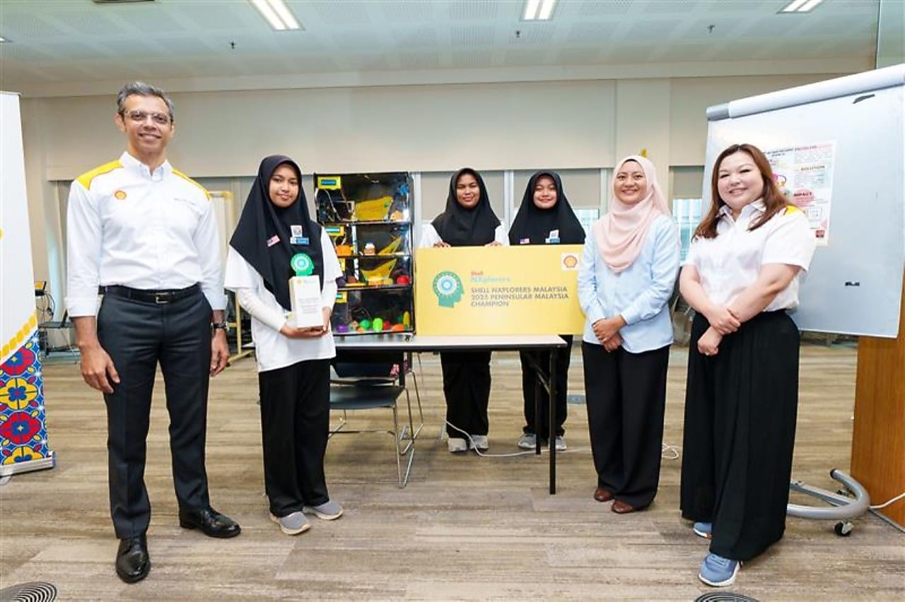 The champion, LilyKhor from SMK Taman Seri Rampai with their teacher and representatives from Shell Malaysia.