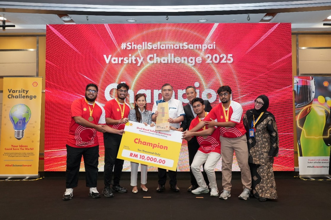 Siti Sulaiman (third from left) and YB Tuan Loke Siew Fook (fourth from left) with the champion, Team Soft Shell Crab and representatives from Universiti Teknologi Malaysia.