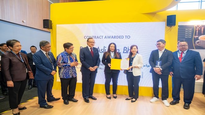 Marie Catherina Robert, Director of Unipetro Engineering Sdn. Bhd, and Siti Sulaiman, Country Chair of Shell Malaysia and SVP Upstream Malaysia, at the contract handover ceremony recently. The contract handover was witnessed by the event’s Guest of Honour and dignatories from Sabah Government, SMJ Energy and PETRONAS.
