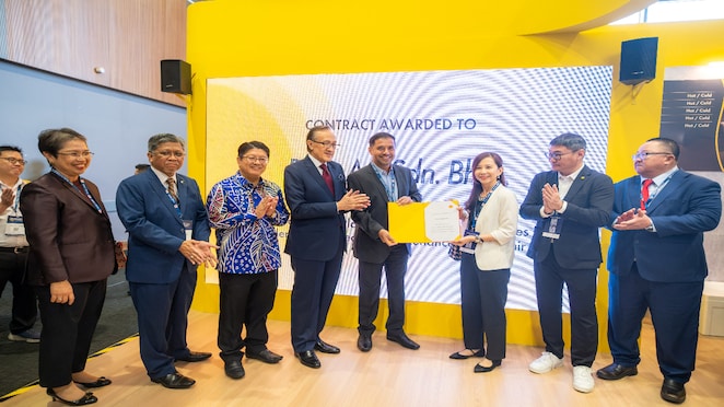 Datuk Azhar Khan, Executive Director of Bayu Asli Sdn Bhd, and Siti Sulaiman, Country Chair of Shell Malaysia and SVP Upstream Malaysia, at the contract handover ceremony recently. The contract handover was witnessed by the event’s Guest of Honour and dignatories from Sabah Government, SMJ Energy and PETRONAS.