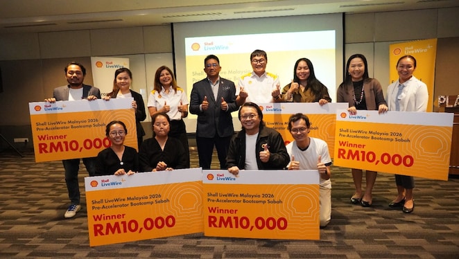 The top five winners with Cindy Lopez (third from left), Tuan Hj Suhaib bin Datuk Hj Ismail (fourth from left) and Alexon Jong (fifth from left).