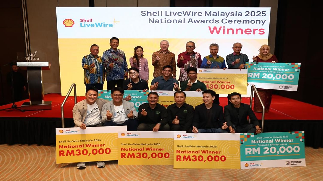 YAB Deputy Prime Minister Datuk Amar Haji Fadillah Haji Yusof, YB Datuk Haji Len Talif Salleh, Siti Sulaiman with the five national winners.