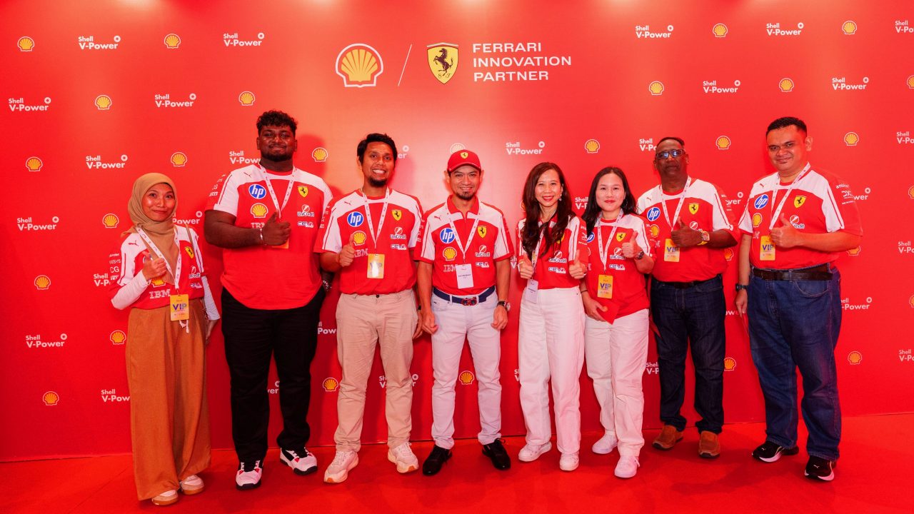 Shell Motorsport VIP Reward Guests with Zairi Dzuljastri, General Manager, Shell Mobility & Convenience Malaysia and Siti Sulaiman, Country Chair, Shell Malaysia