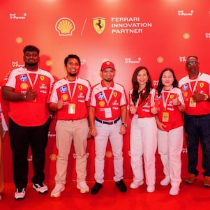Shell Motorsport VIP Reward Guests with Zairi Dzuljastri, General Manager, Shell Mobility & Convenience Malaysia and Siti Sulaiman, Country Chair, Shell Malaysia