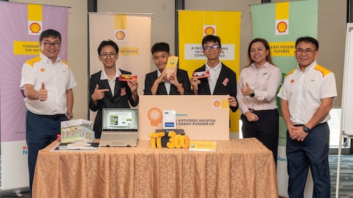 Alexon(left), Samantha (2nd from right) and Jinikol (right) with Trecento Percento from SM All Saints