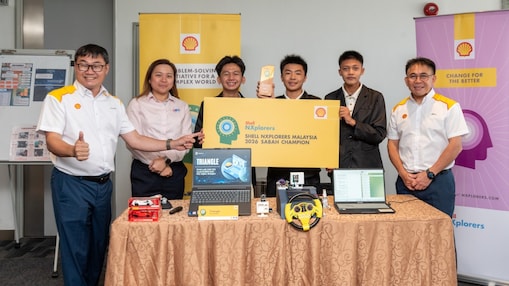 Alexon (left), Samantha (2nd from left) and Jinikol (right) with team Triangle, the champion.