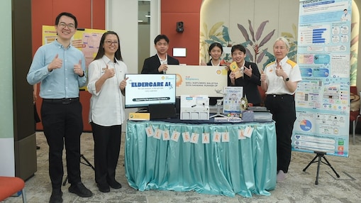 Team Theory with Raymond Chiong Choo Wee (first from left), Dr Ling Mei Teng (second from left) and Choong Yen Li (first from right).