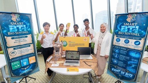 Jill Chieng (left) and Dayana Binti Safian (right) with the Peninsular Malaysia champion team