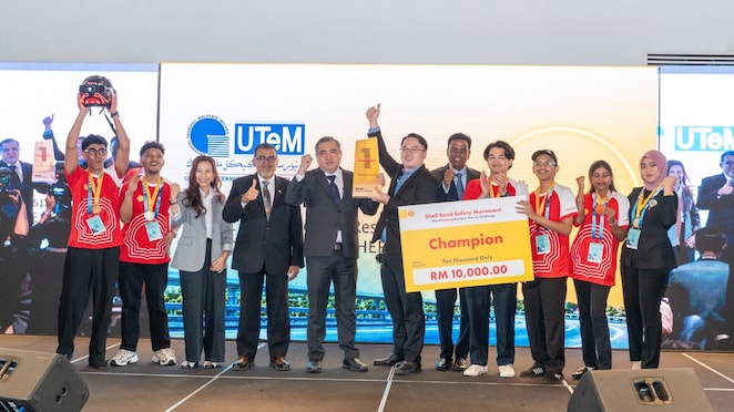 YB Anthony Loke (fifth from left), Siti Sulaiman (third from left) with the champion team and guests.