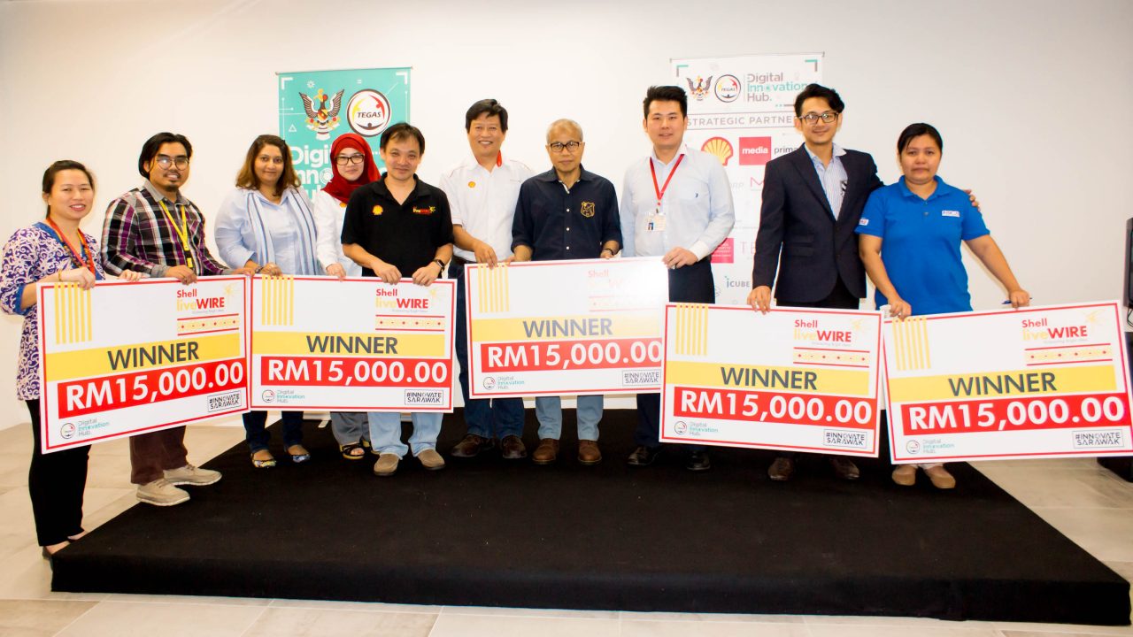 The 2017 Sarawak LiveWIRE Winners, Judges, and Awangku Merali Pengiran Mohamed, Chief Operating Officer of TEGAS