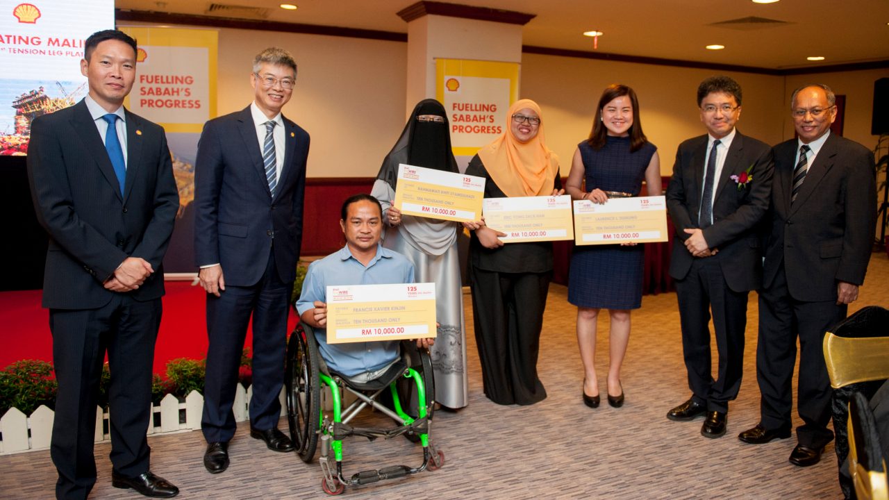The 2016 Sabah Shell LiveWIRE Winners with YB Datuk Raymond Tan, Deputy Chief Minister of Sabah, and senior Shell leaders and partners.