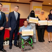 The 2016 Sabah Shell LiveWIRE Winners with YB Datuk Raymond Tan, Deputy Chief Minister of Sabah, and senior Shell leaders and partners.