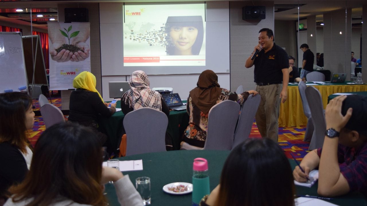 Darwin Tan of Borneo MAD, interacting with the Kuching entrepreneurs