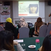 Darwin Tan of Borneo MAD, interacting with the Kuching entrepreneurs