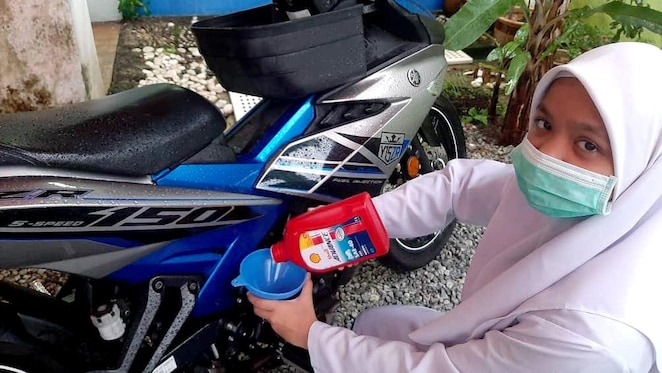 Nor Haznan's daughter uses Shell Advance Lubricant as their preferred motorcycle lubricants.