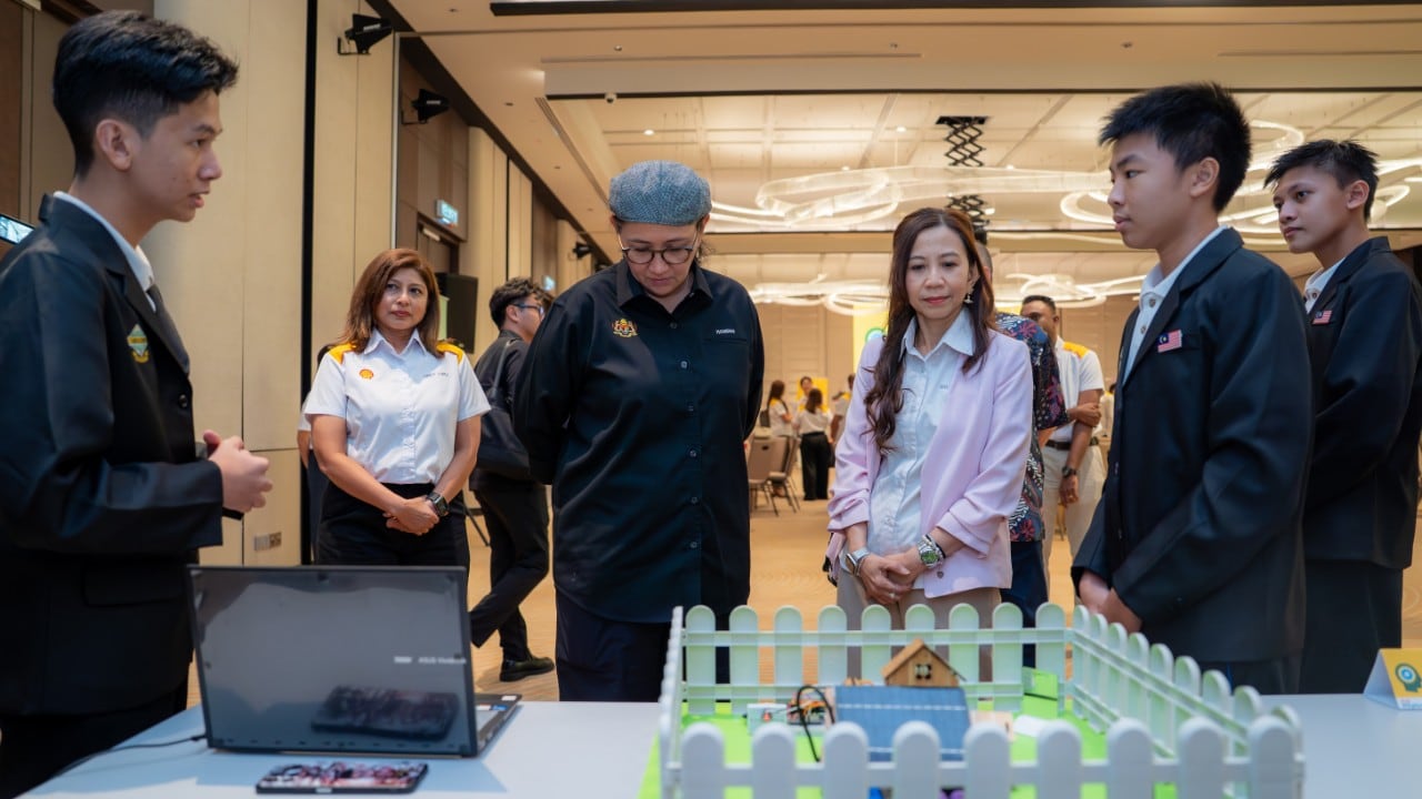 One of the finalist teams from Sabah, SM Sung Siew’s team Triangle, demonstrating their invention to Siti Sulaiman, Country Chair of Shell Malaysia, and YB Dato Hajjah Hanifah Hajar Taib, the Guest of Honor