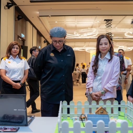 One of the finalist teams from Sabah, SM Sung Siew’s team Triangle, demonstrating their invention to Siti Sulaiman, Country Chair of Shell Malaysia, and YB Dato Hajjah Hanifah Hajar Taib, the Guest of Honor