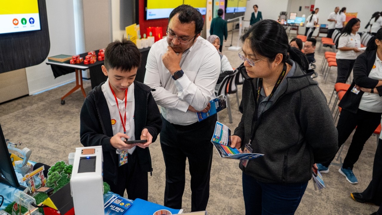 Team Theory from SMK Bandar Bintulu demonstrating their project to Shell Mentor, Haja Muhaideen, during Shell NXplorers Malaysia Sarawak Finals