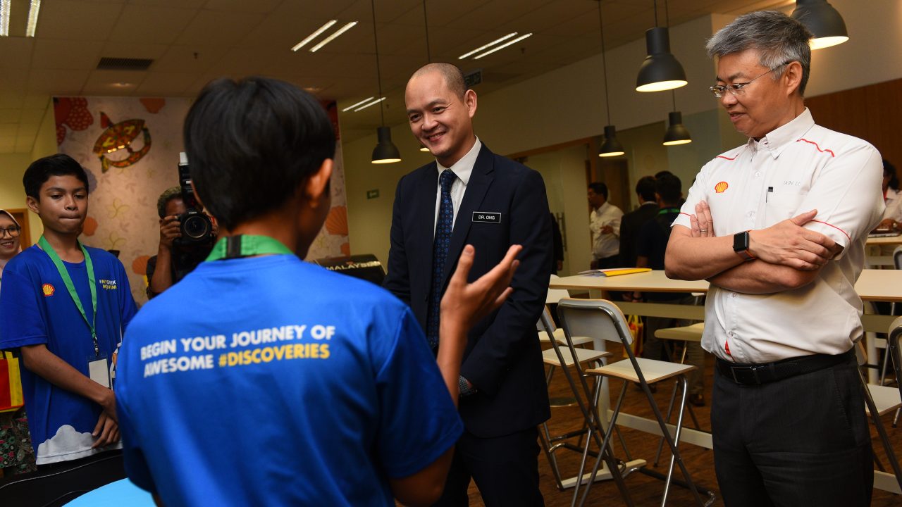 SMK Putrajaya Precinct 11 showcasing their STEM project to YB Dr. Ong Kian Ming and Chairman Shell Malaysia