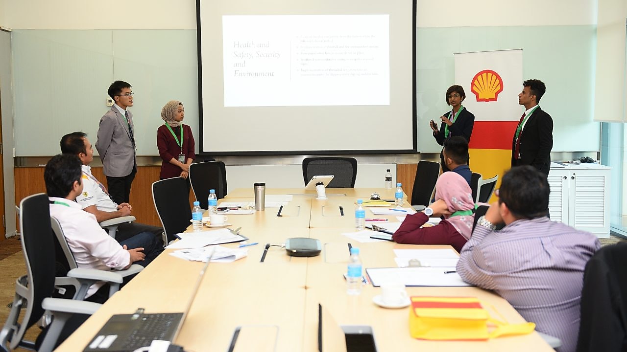 Students participating in Make Your Future Pitch