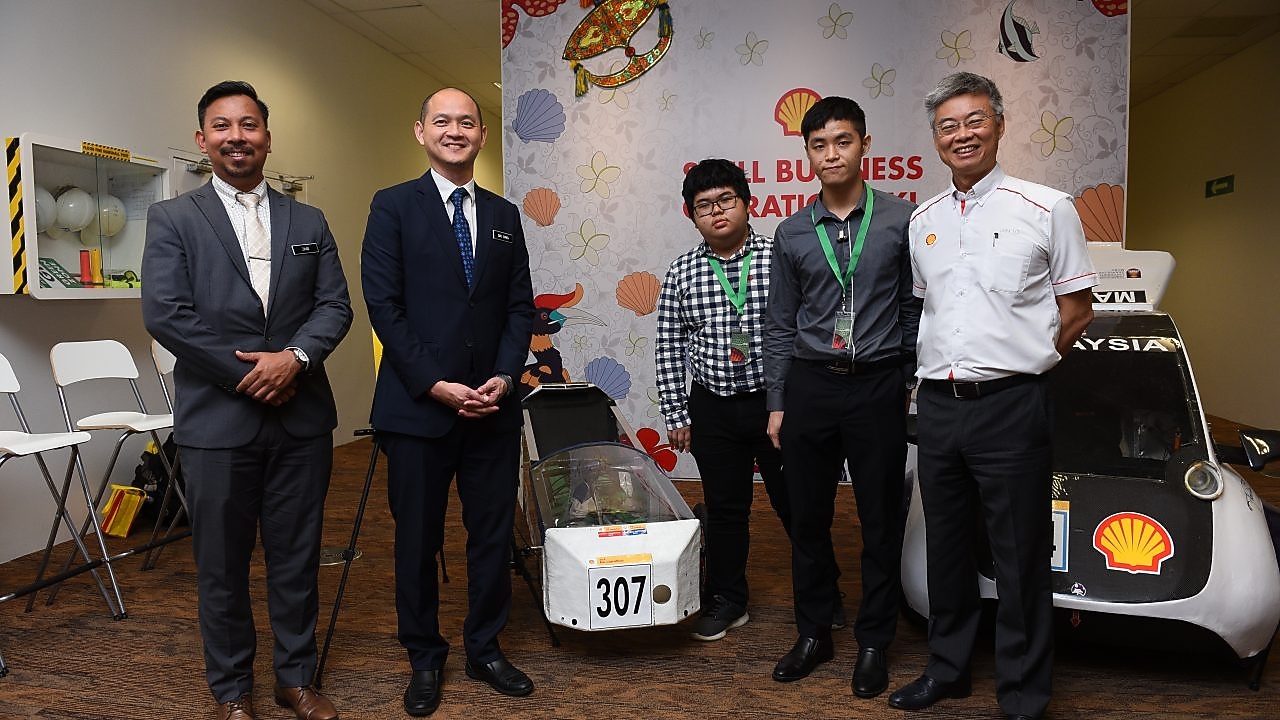 Team UiTM Eco-Planet with Dr. Zaid Omar, YB Dr. Ong Kian Ming and Chairman Shell Malaysia