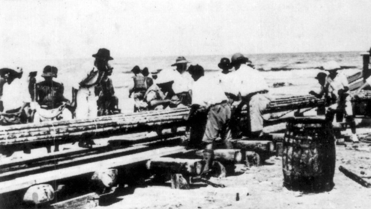 Company employees launching a sealine in Lutong 1921