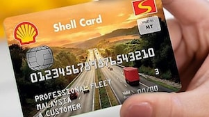 person holding Shell card