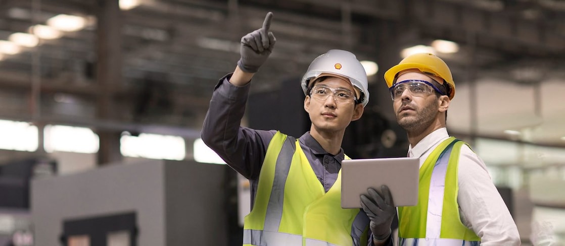 Shell Lubricant Expert helping a facility manager optimise operations