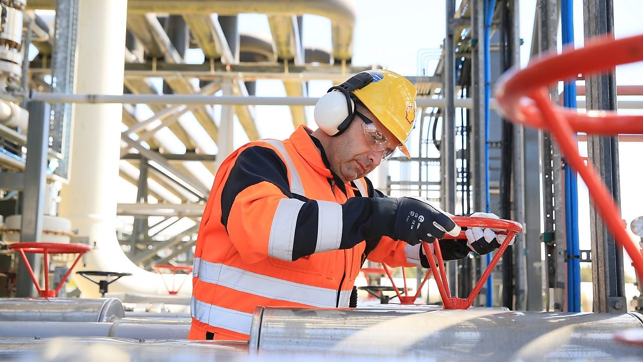 Shell engineer working at the gas plant