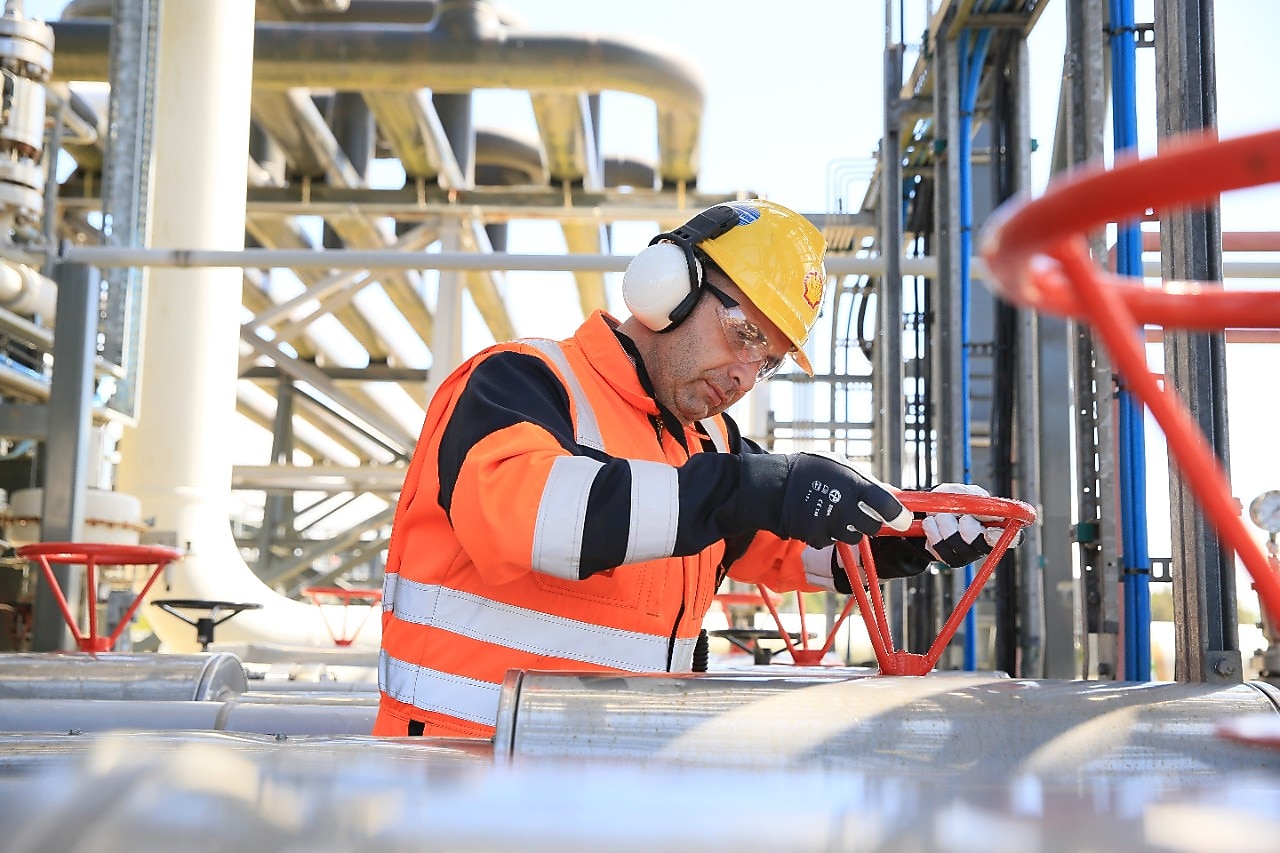 Shell engineer working at the gas plant
