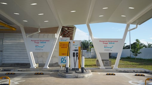 180 kW High Performance Charging bay at a Shell Station