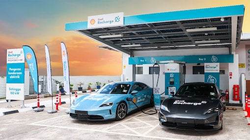 Electric vehicles charging at Shell Recharge station promoting the new Shell Recharge App.