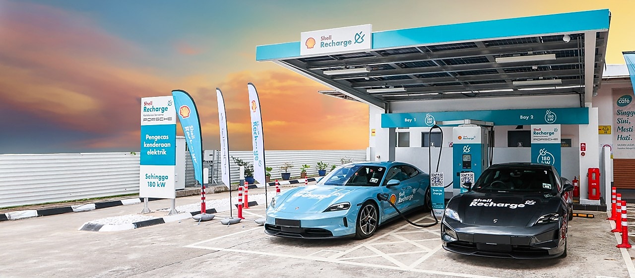 Electric vehicles charging at Shell Recharge station promoting the new Shell Recharge App.